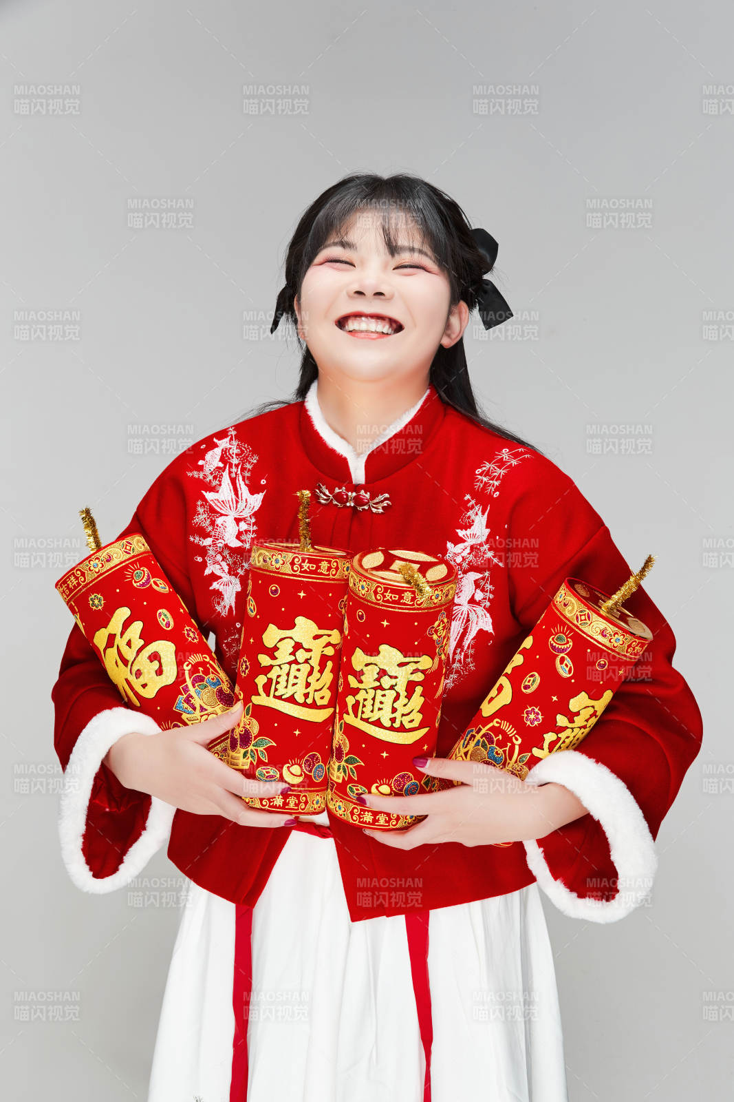 怀抱爆竹身穿喜庆汉服的可爱少女图片