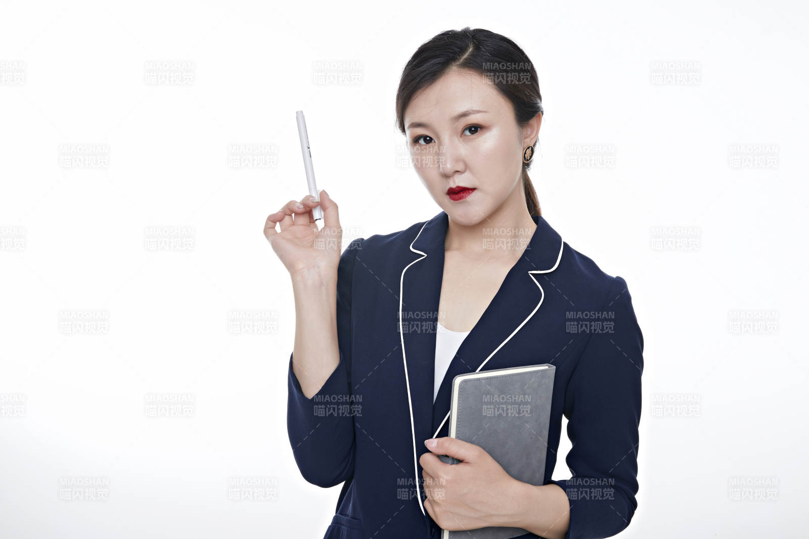 棚拍白色背景的亚洲青年女性商务公关图片