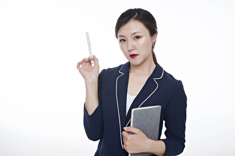 棚拍白色背景的亚洲青年女性商务公关图片