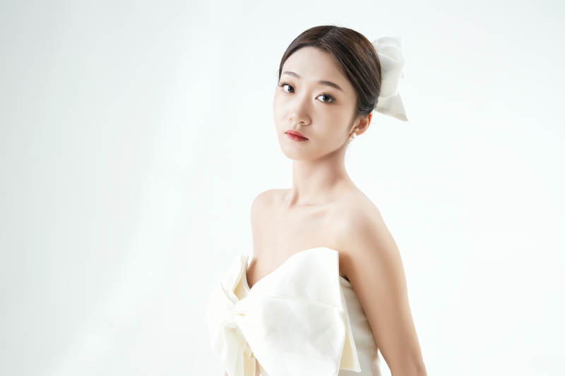 沉浸在网络恋爱世界的亚洲女性图片