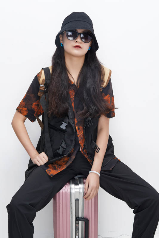 白色背景下准备出发旅行的美丽东方女大学生图片