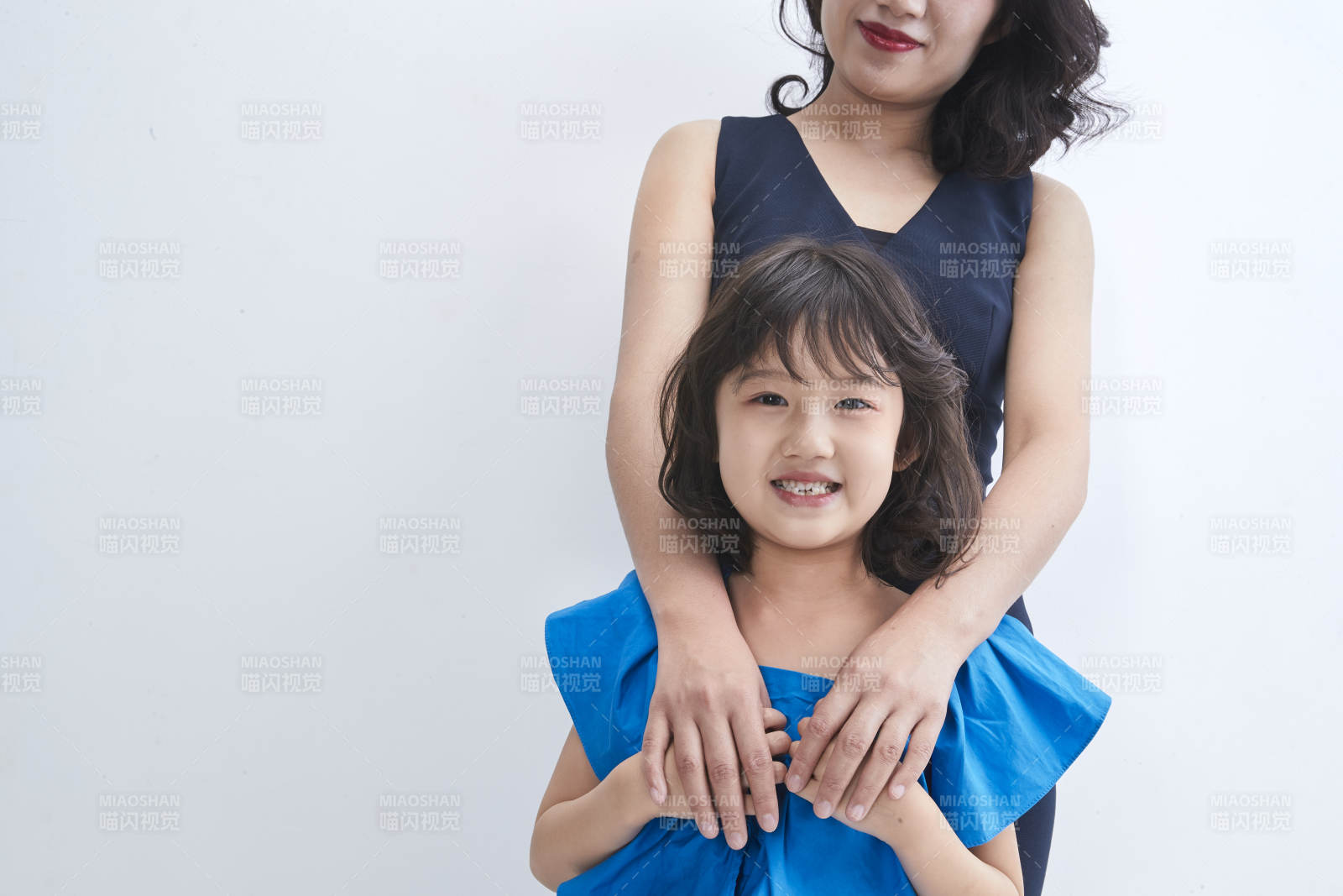 白色背景的美丽妈妈与可爱女儿亲子人像图片