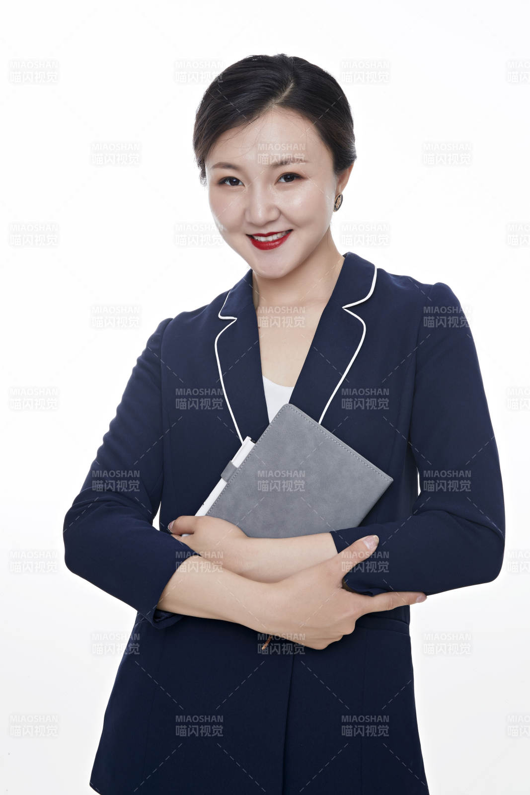 棚拍白色背景的亚洲青年女性商务公关图片