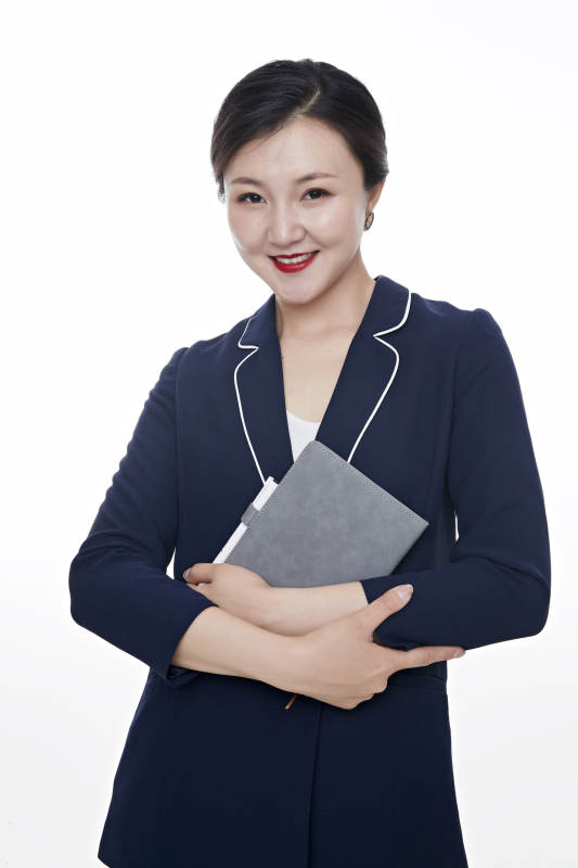 棚拍白色背景的亚洲青年女性商务公关图片