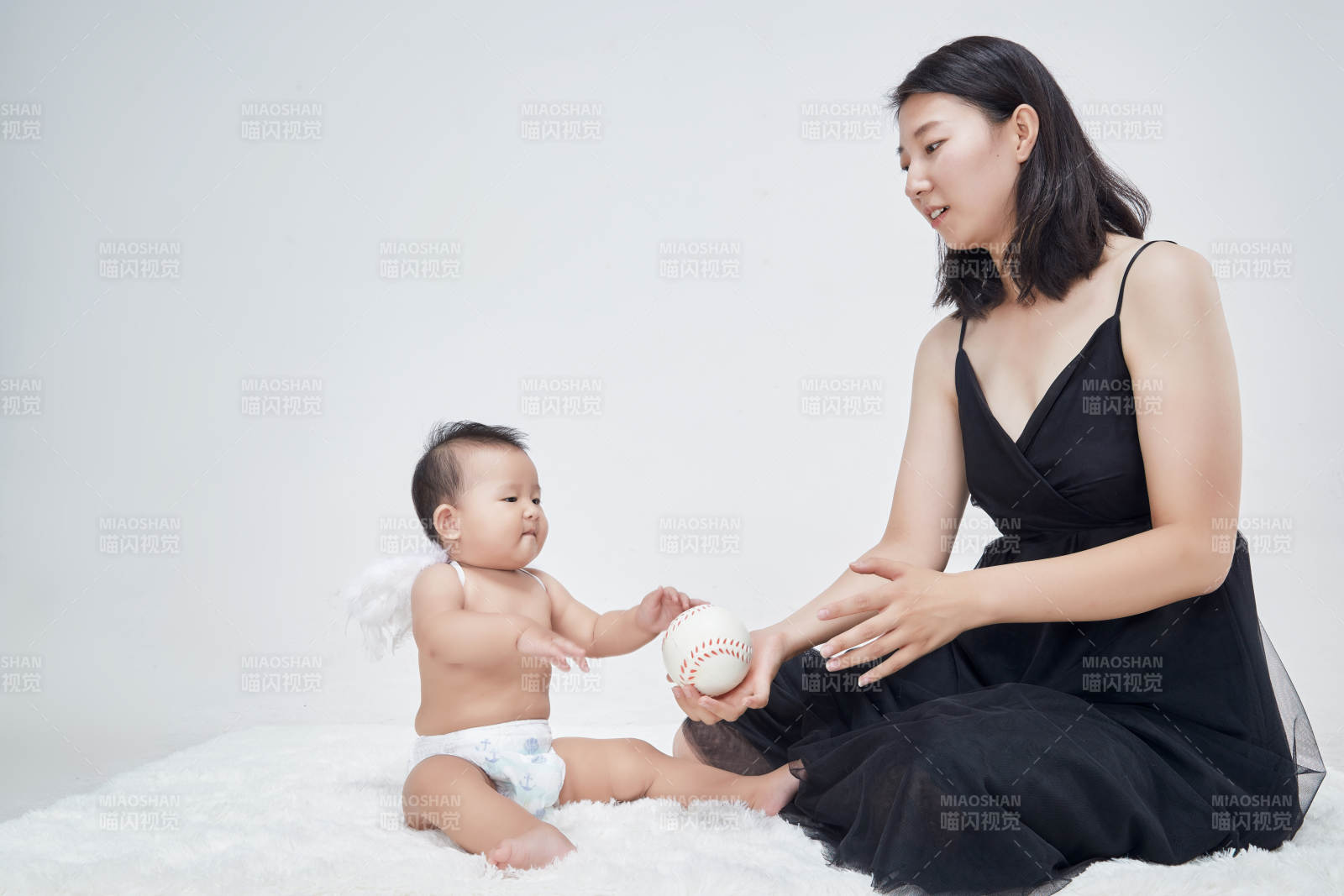 妈妈陪伴宝宝快乐的玩耍图片