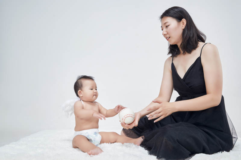 妈妈陪伴宝宝快乐的玩耍图片