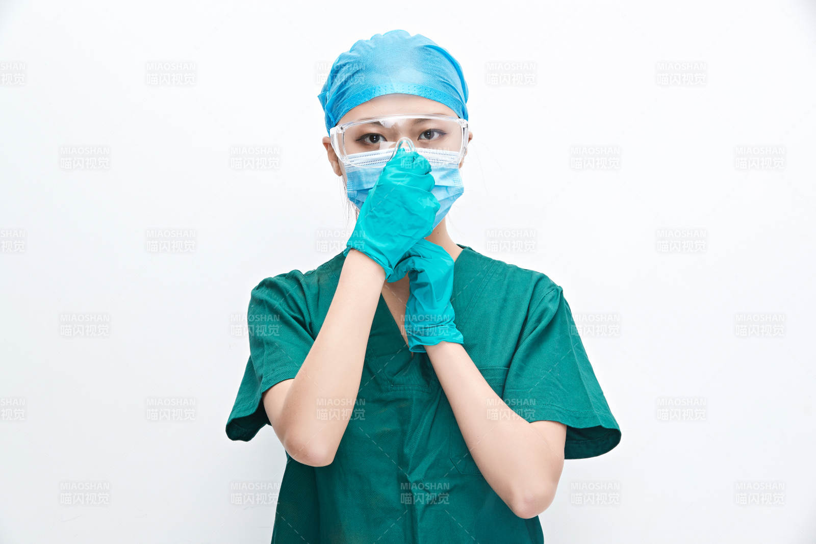 白色背景下的外科手术医疗人员形象图片