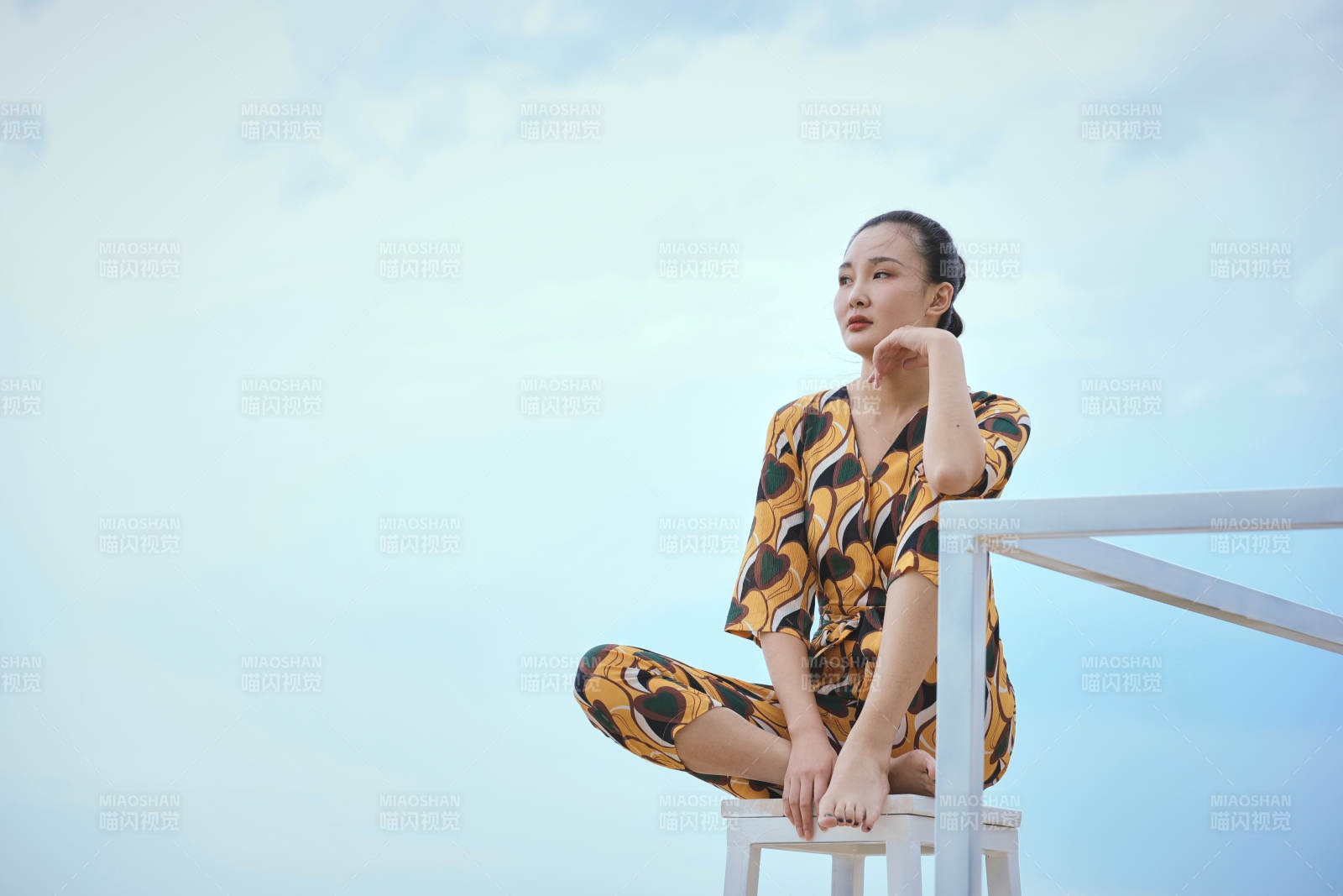 悠闲的坐在美丽湖岸码头的亚洲年轻女性人像图片