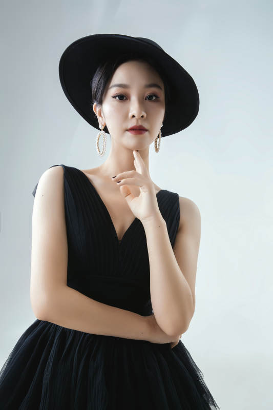 棚拍白色背景下的洁白婚纱新娘美妆图片