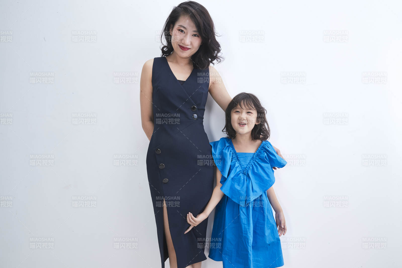 白色背景的美丽妈妈与可爱女儿亲子人像图片