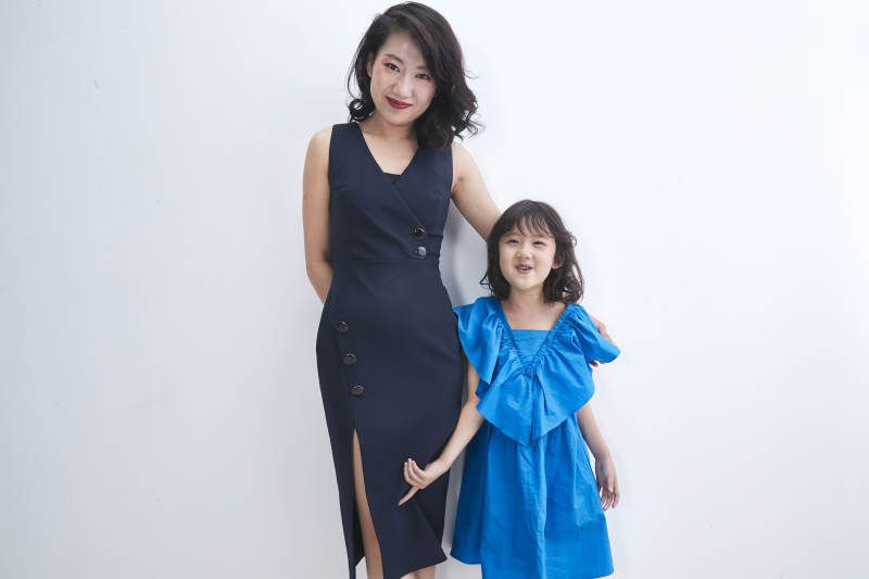 白色背景的美丽妈妈与可爱女儿亲子人像图片