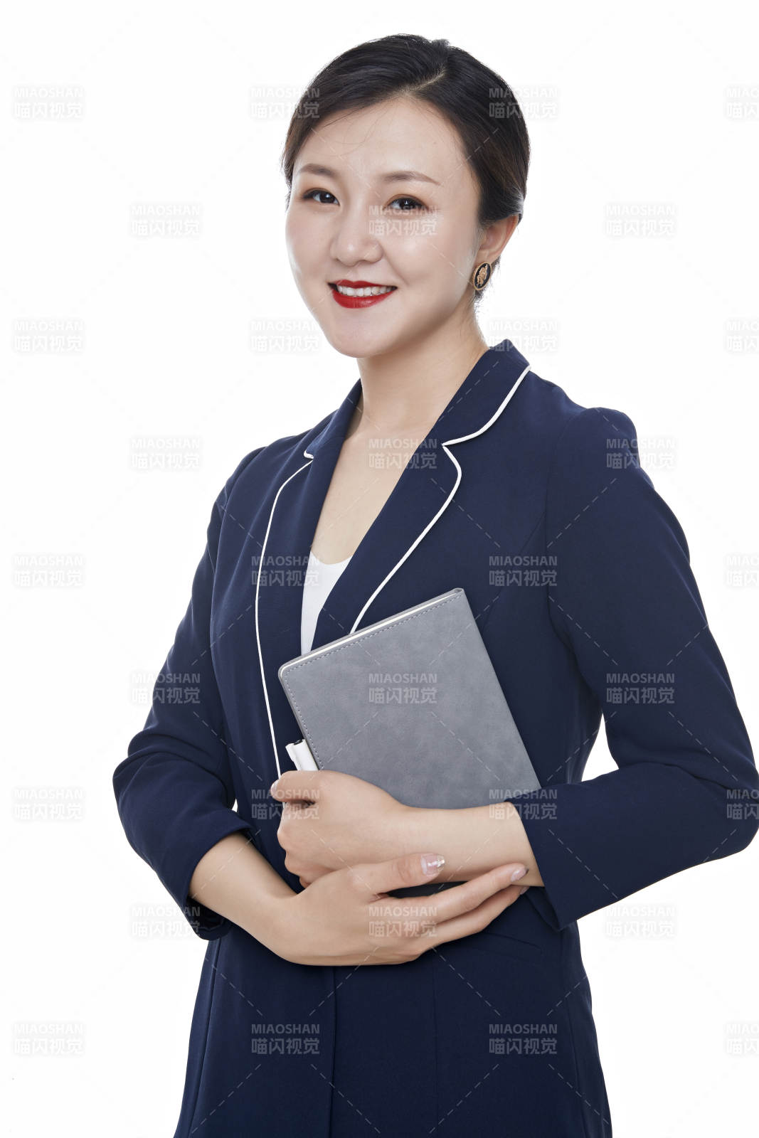 棚拍白色背景的亚洲青年女性商务公关图片