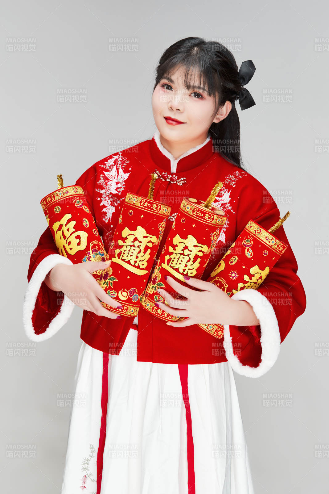 怀抱爆竹身穿喜庆汉服的可爱少女图片