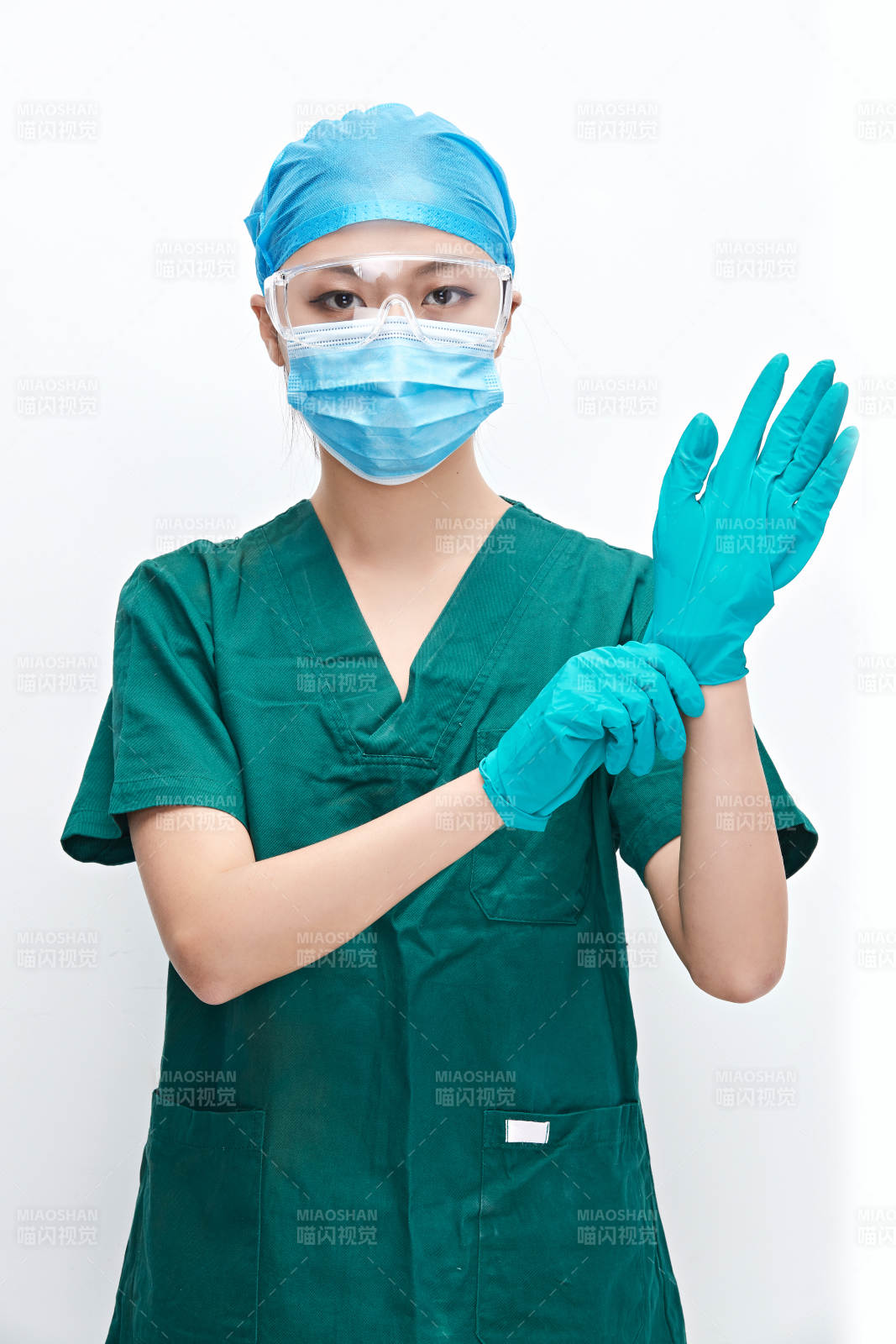 白色背景下的外科手术医疗人员形象图片