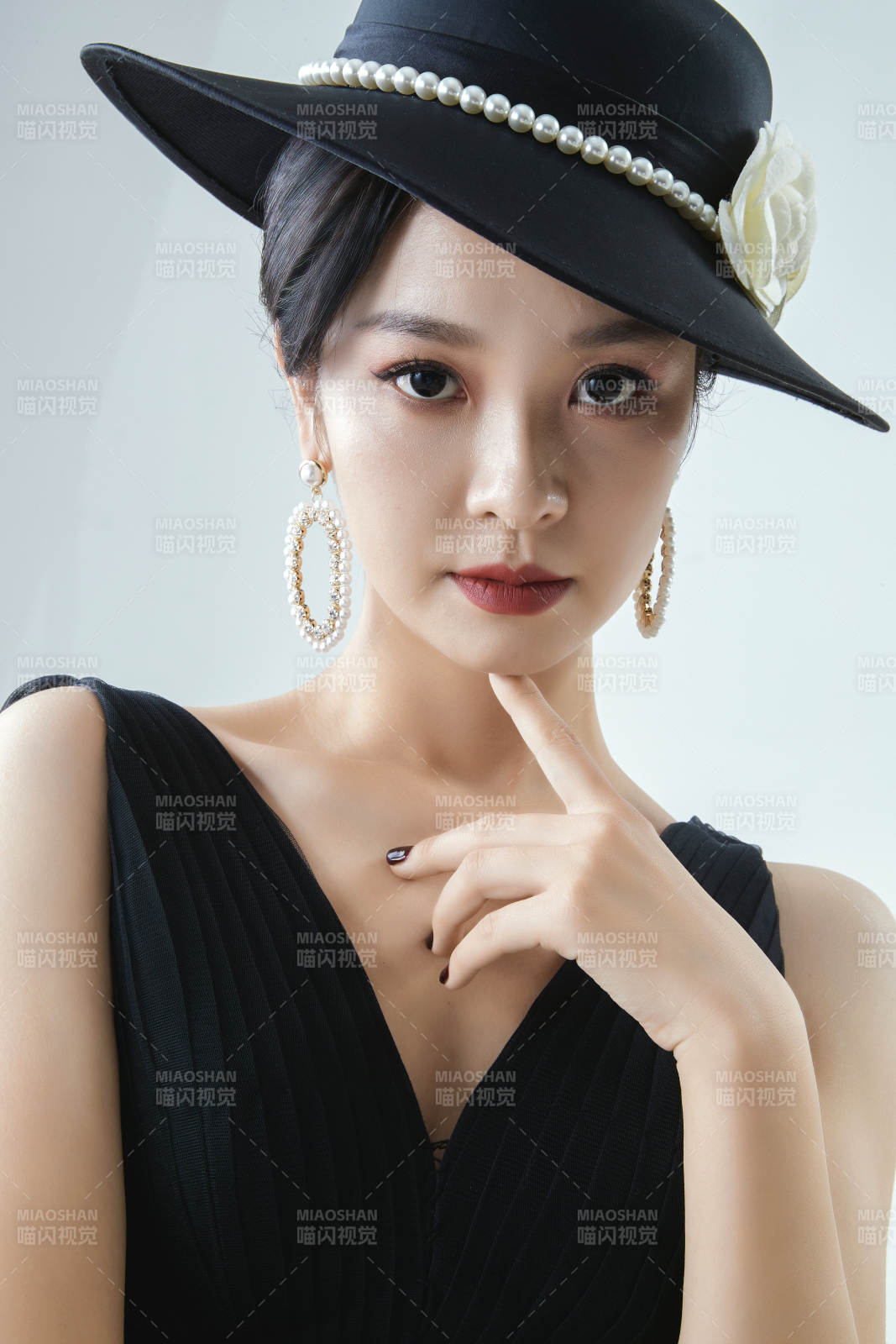 棚拍白色背景下的洁白婚纱新娘美妆图片