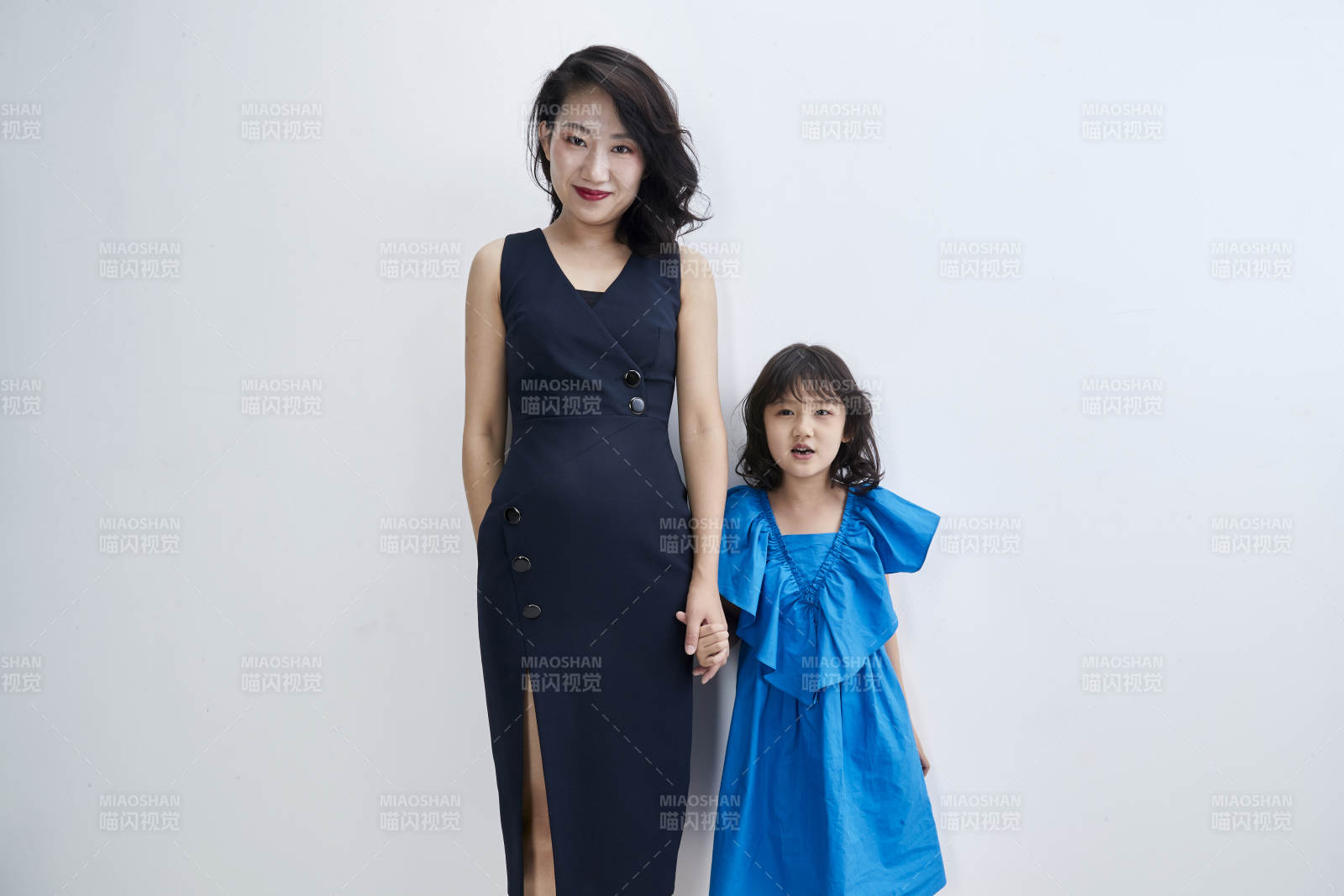 白色背景的美丽妈妈与可爱女儿亲子人像图片