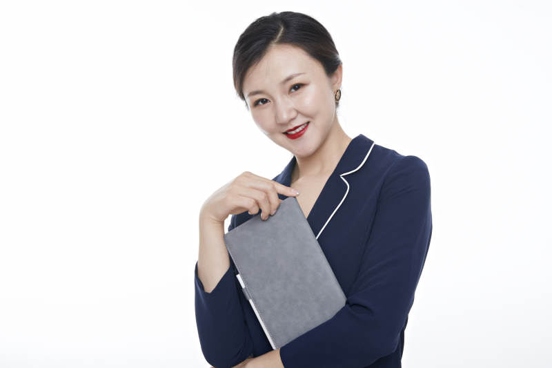 棚拍白色背景的亚洲青年女性商务公关图片