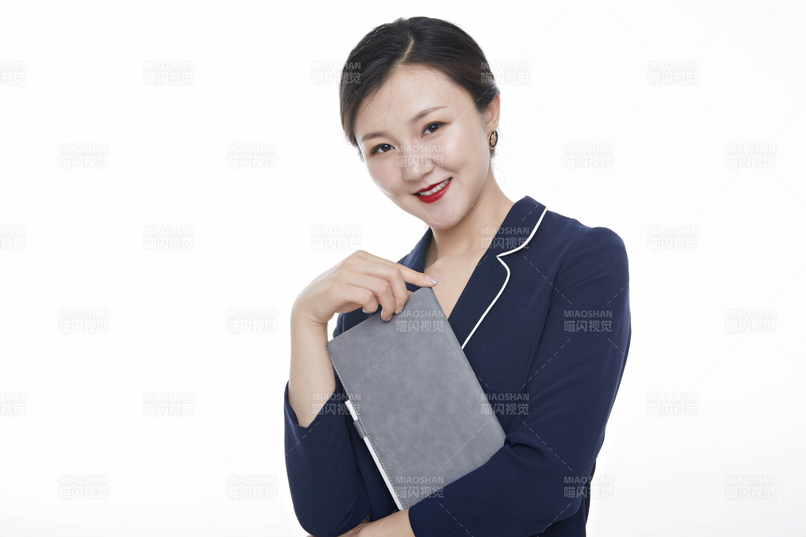 棚拍白色背景的亚洲青年女性商务公关图片
