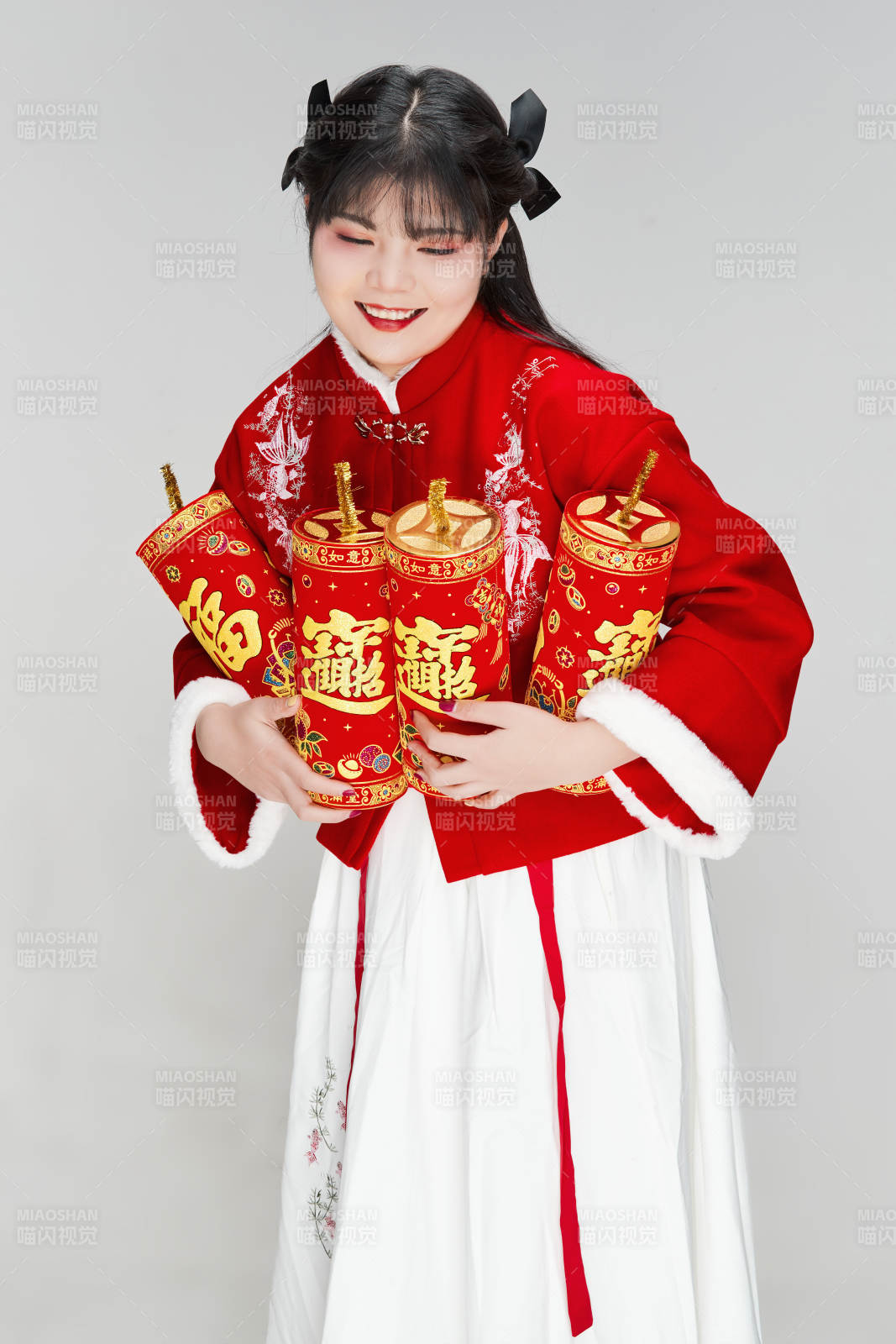 怀抱爆竹身穿喜庆汉服的可爱少女图片