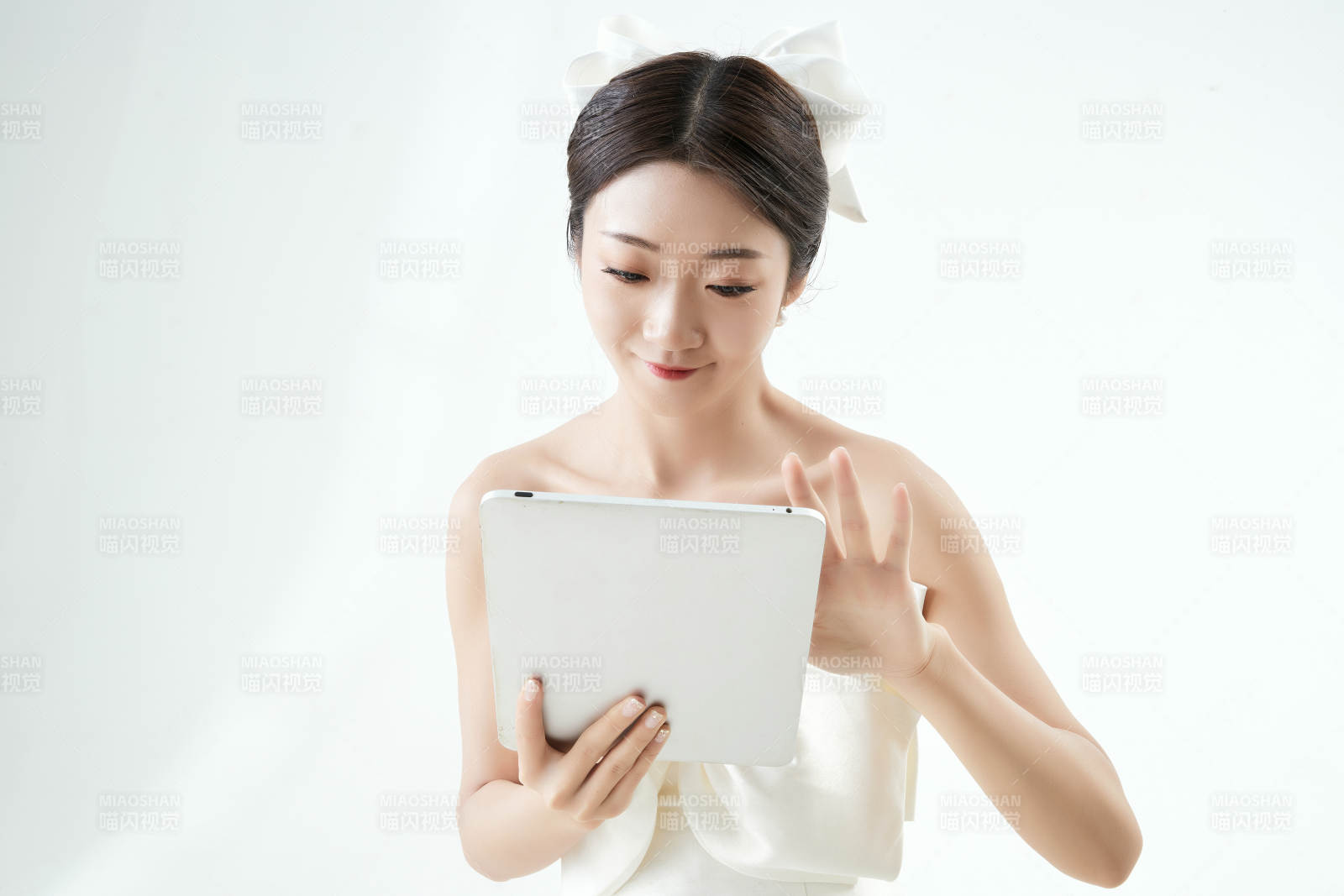 沉浸在网络恋爱世界的亚洲女性图片