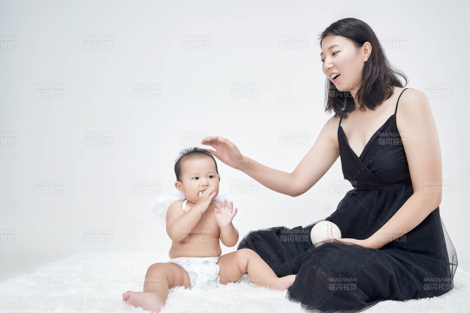 妈妈陪伴宝宝快乐的玩耍图片