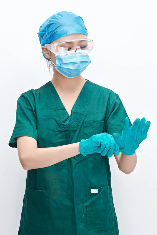 白色背景下的外科手术医疗人员形象图片