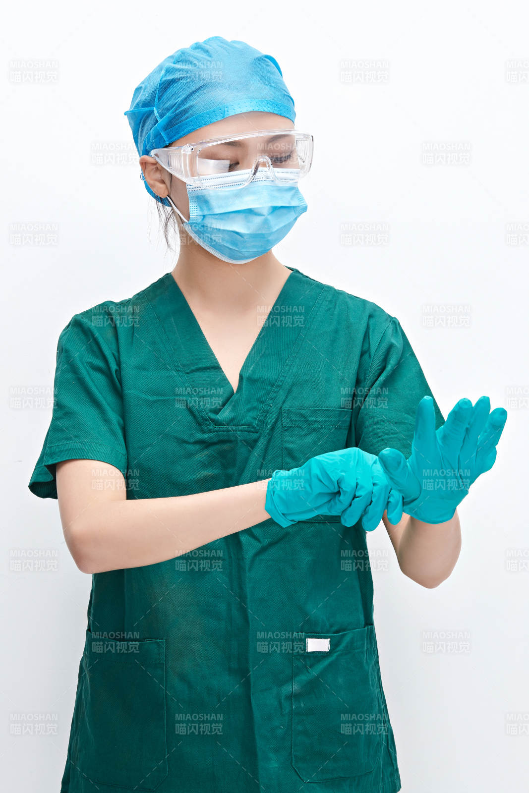 白色背景下的外科手术医疗人员形象图片