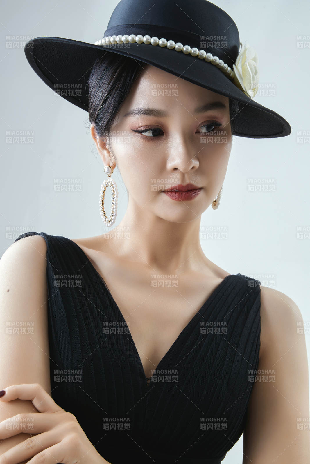 棚拍白色背景下的洁白婚纱新娘美妆图片