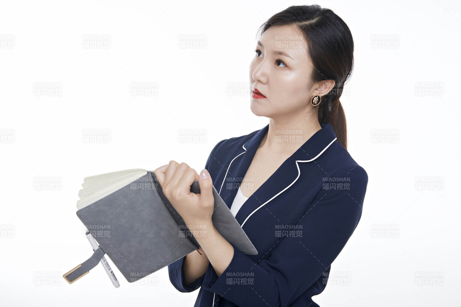 棚拍白色背景的亚洲青年女性商务公关图片