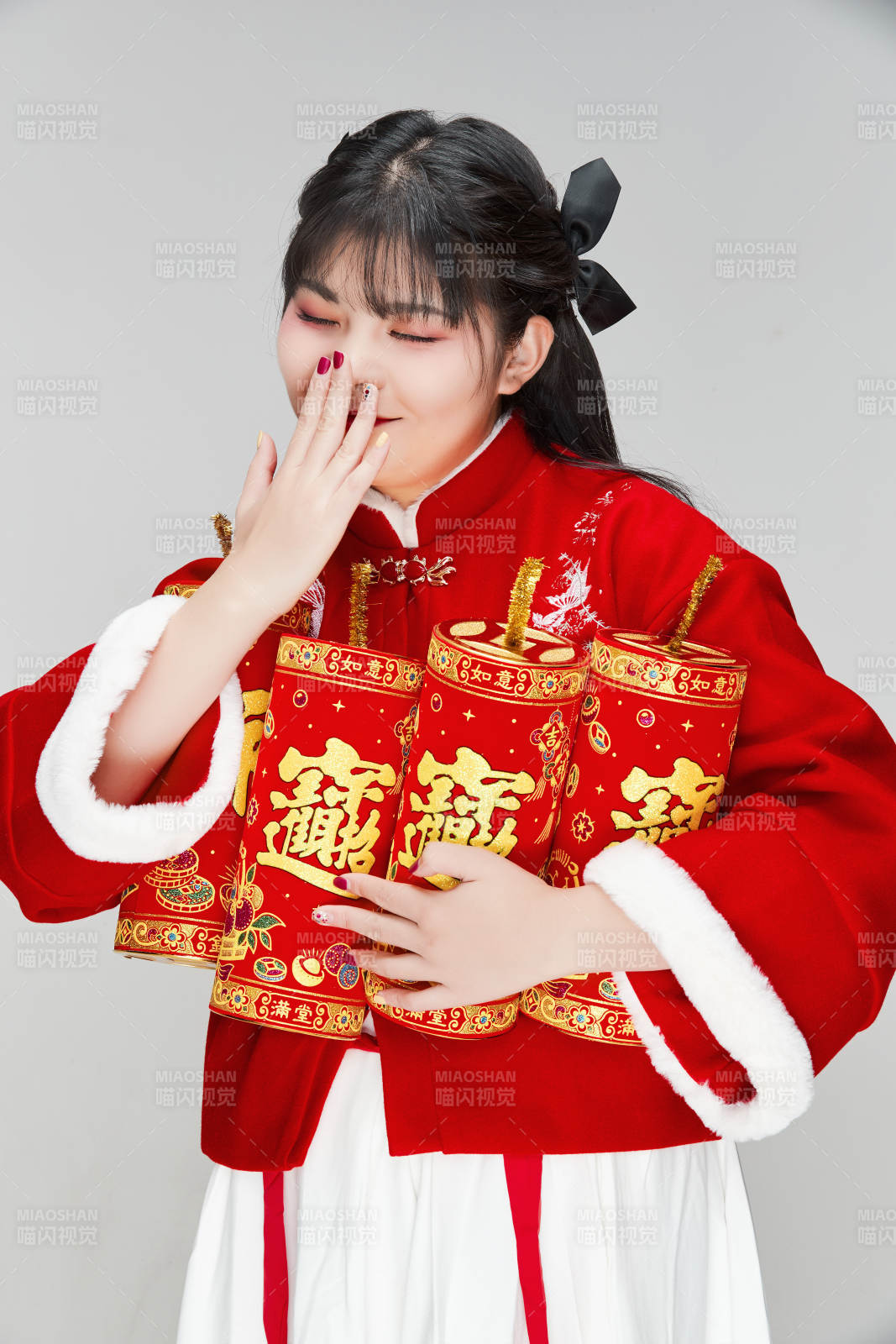 怀抱爆竹身穿喜庆汉服的可爱少女图片