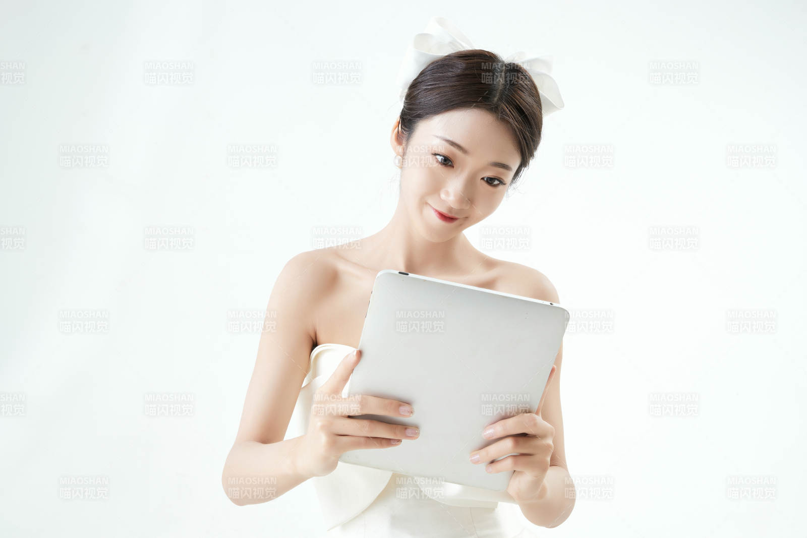 沉浸在网络恋爱世界的亚洲女性图片