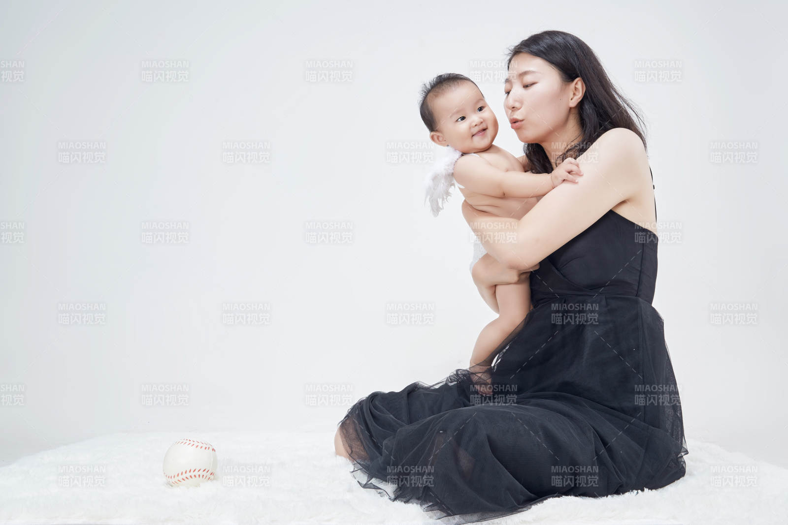 妈妈陪伴宝宝快乐的玩耍图片