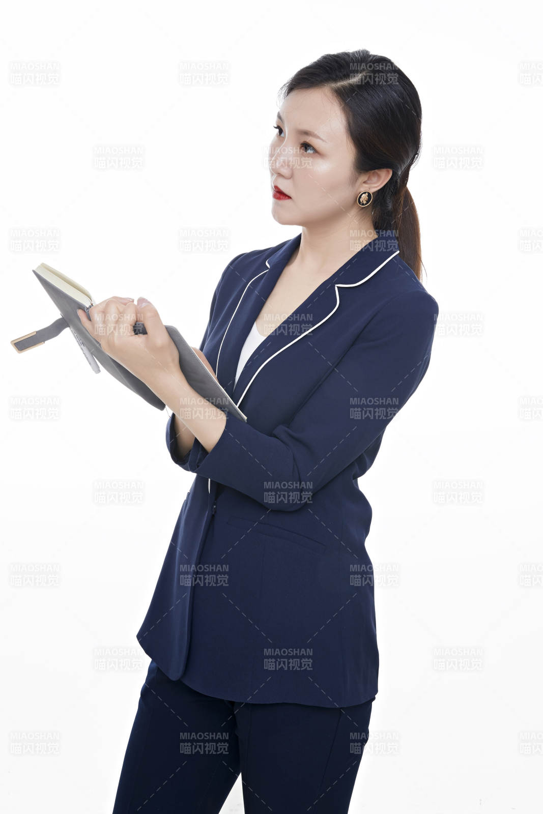 棚拍白色背景的亚洲青年女性商务公关图片