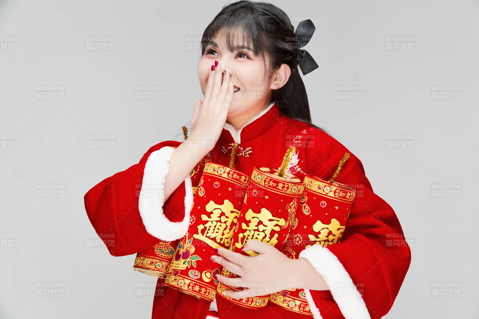 怀抱爆竹身穿喜庆汉服的可爱少女图片