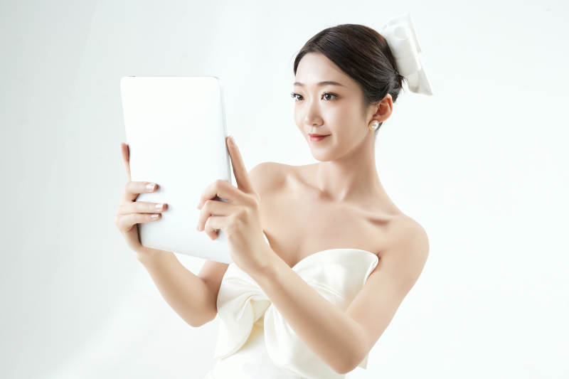 沉浸在网络恋爱世界的亚洲女性图片