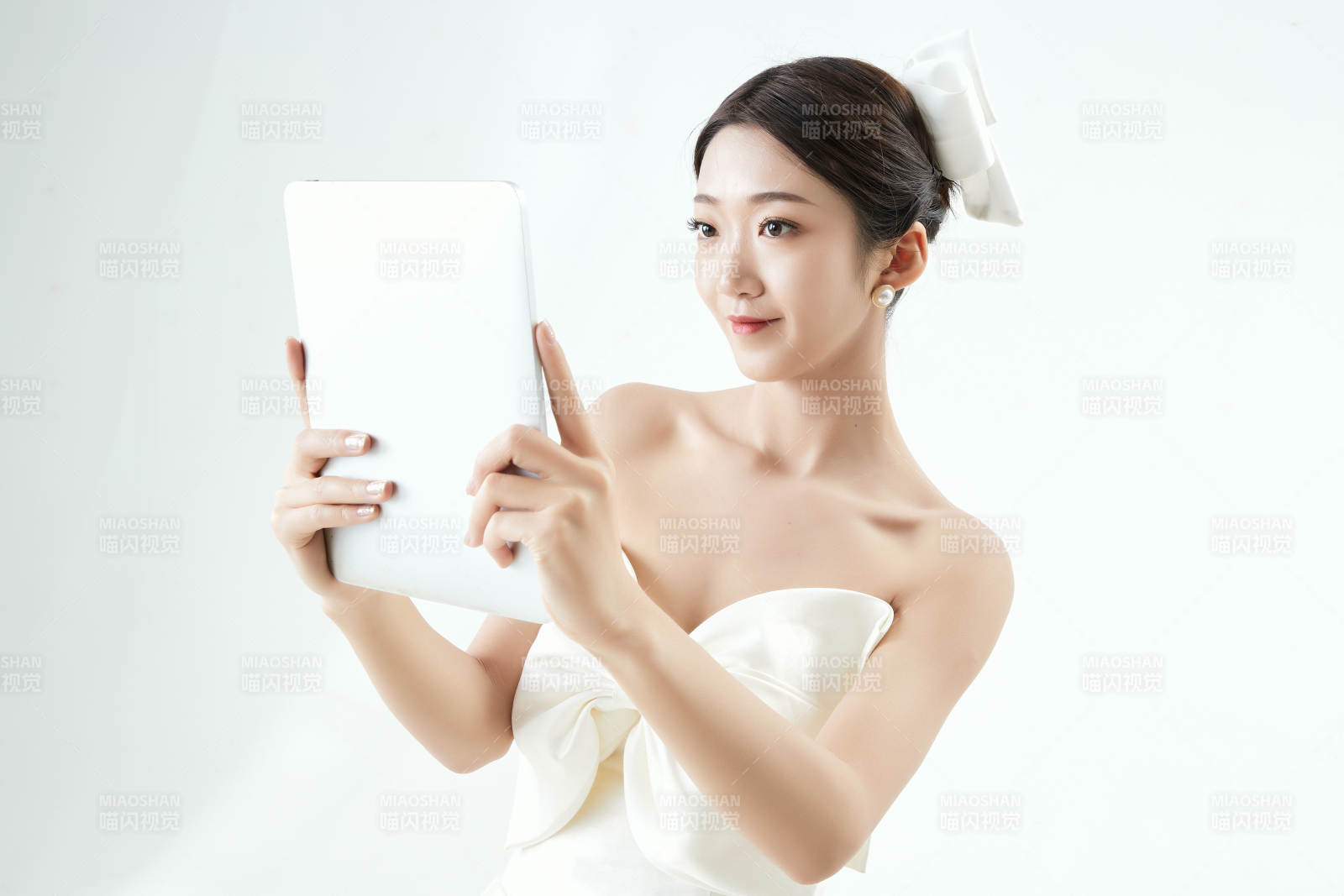 沉浸在网络恋爱世界的亚洲女性图片