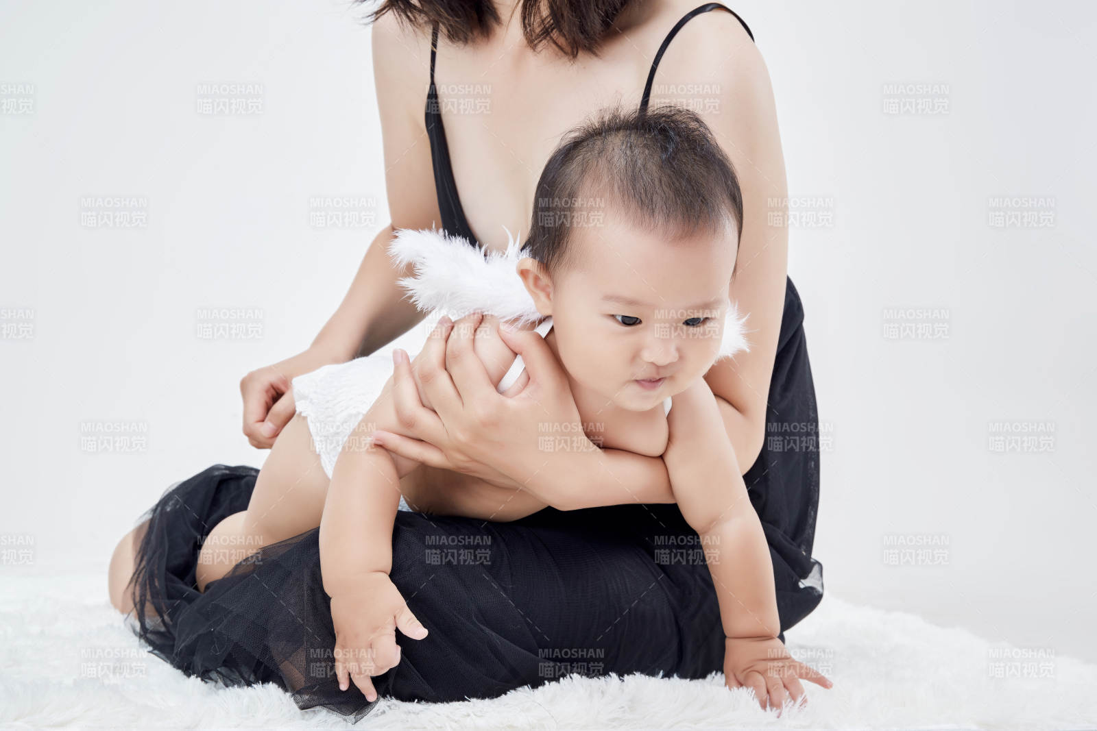 妈妈陪伴宝宝快乐的玩耍图片