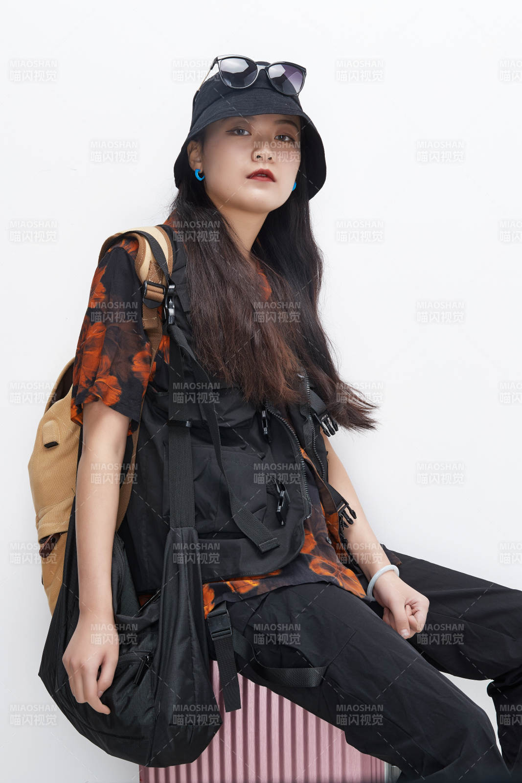 白色背景下准备出发旅行的美丽东方女大学生图片