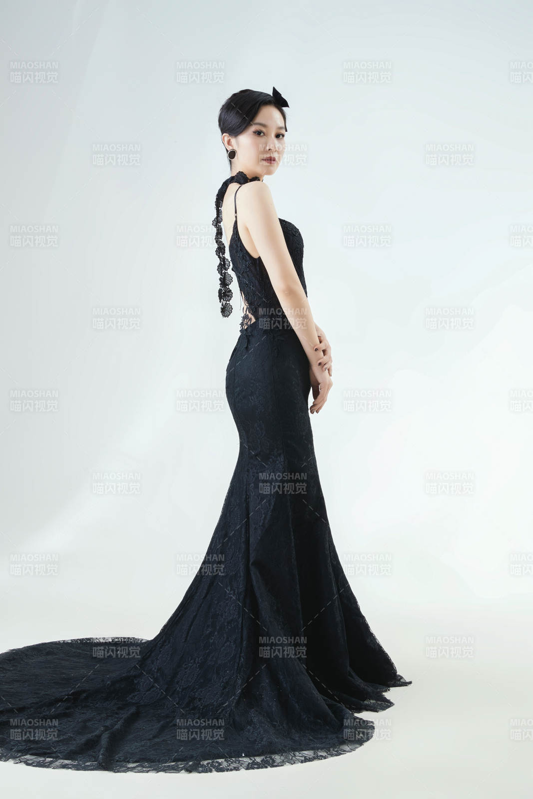 棚拍白色背景下的洁白婚纱新娘美妆图片