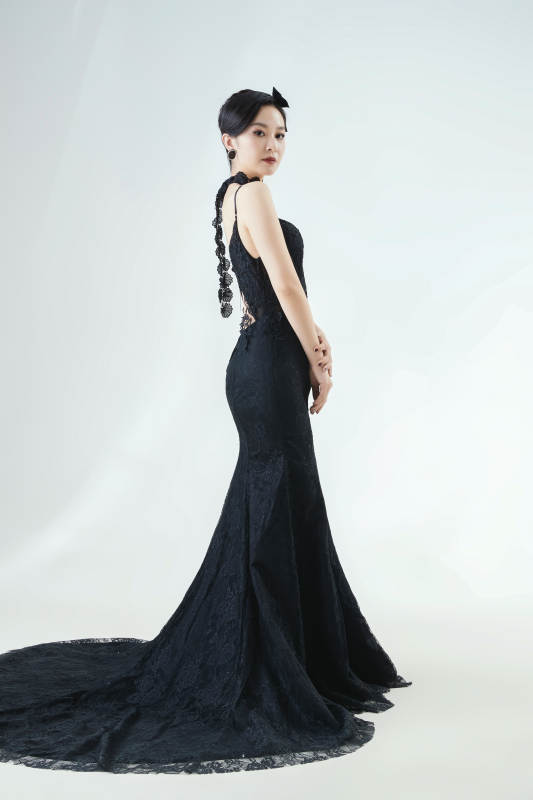 棚拍白色背景下的洁白婚纱新娘美妆图片