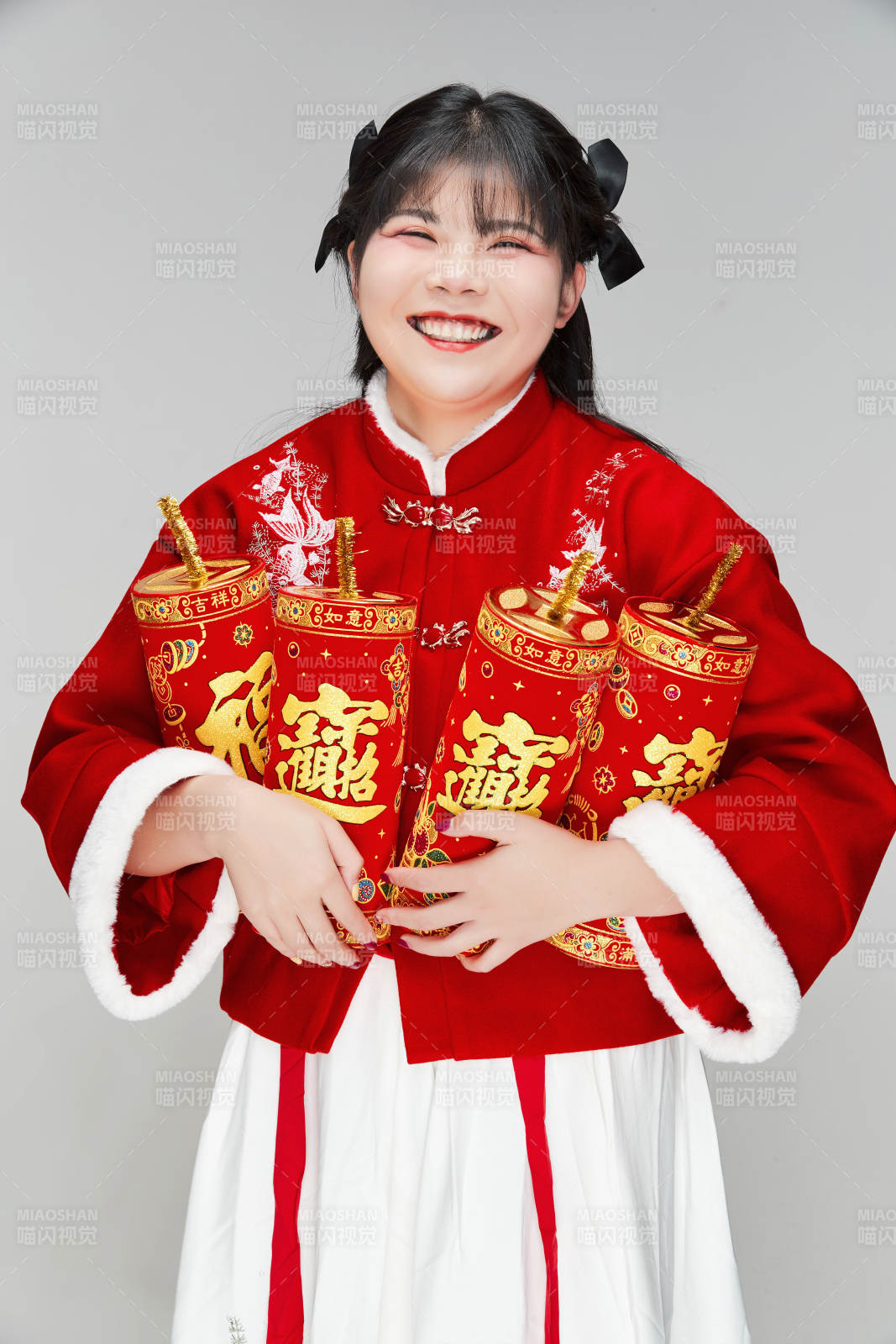 怀抱爆竹身穿喜庆汉服的可爱少女图片