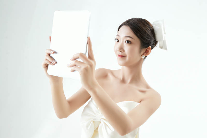 沉浸在网络恋爱世界的亚洲女性图片