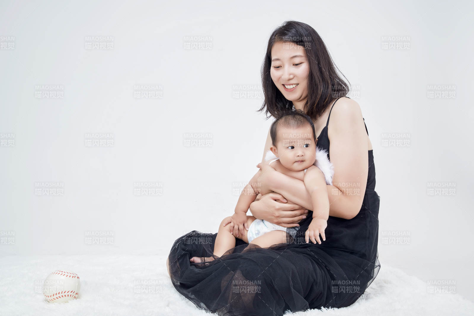 妈妈陪伴宝宝快乐的玩耍图片