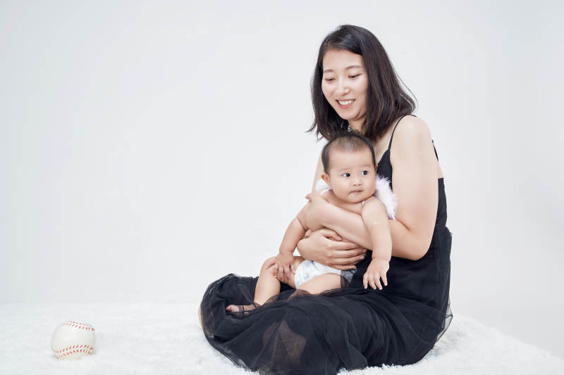 妈妈陪伴宝宝快乐的玩耍图片