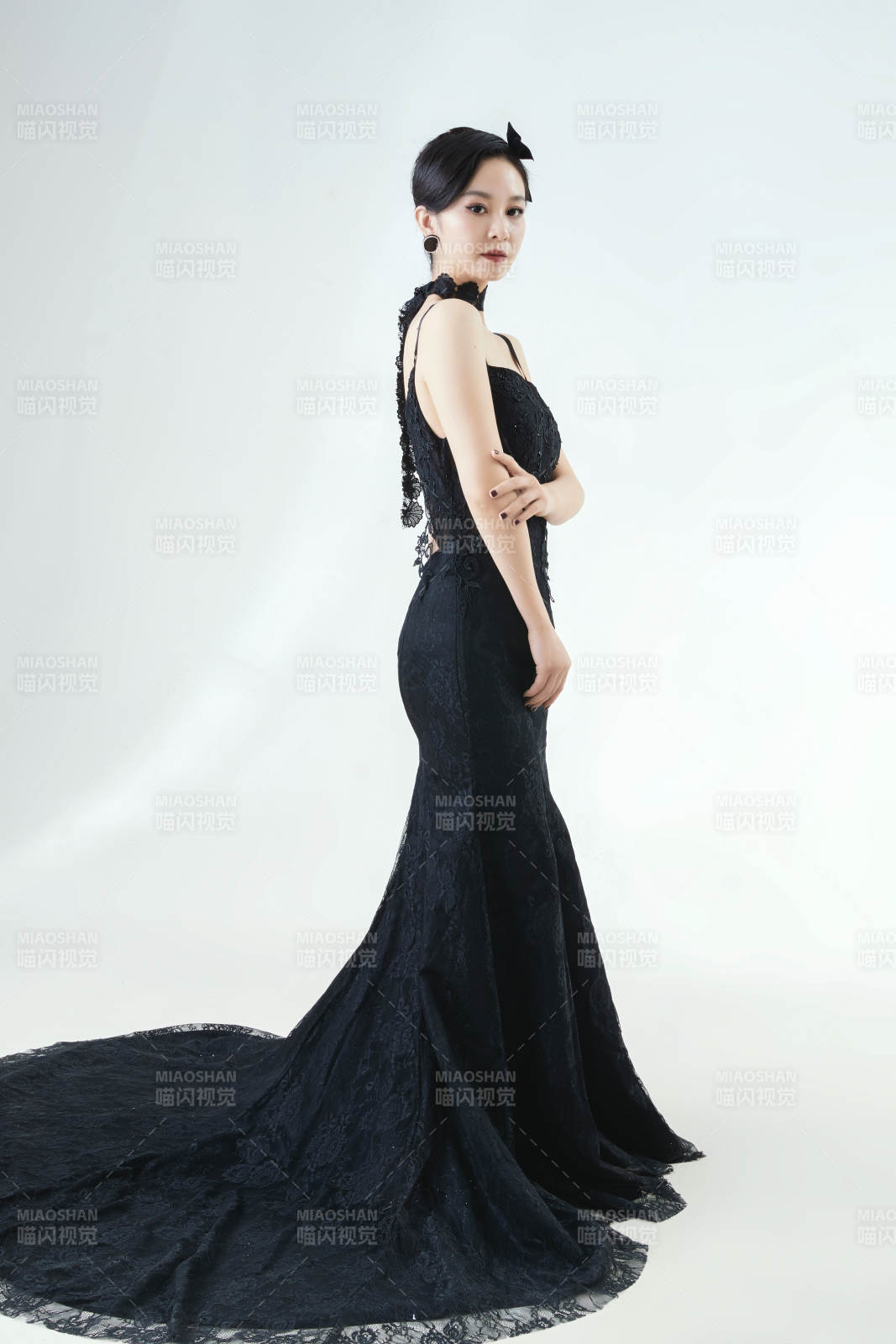 棚拍白色背景下的洁白婚纱新娘美妆图片