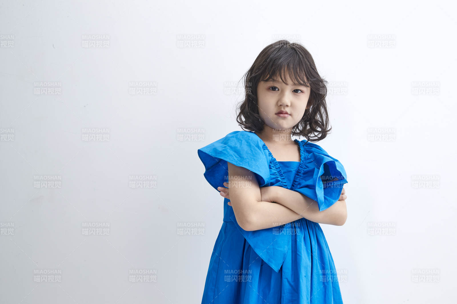 白色色背景的可爱的亚洲小女孩儿童图片