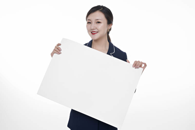 棚拍白色背景的亚洲青年女性商务公关图片