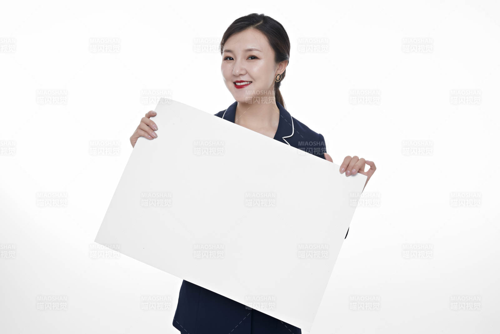 棚拍白色背景的亚洲青年女性商务公关图片