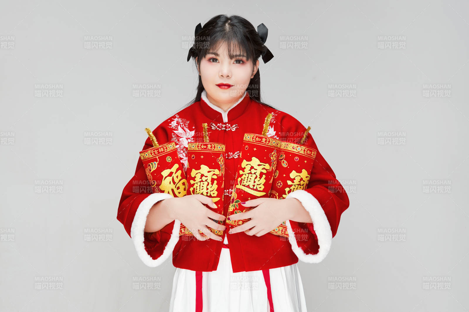 怀抱爆竹身穿喜庆汉服的可爱少女图片