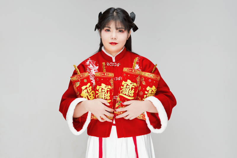 怀抱爆竹身穿喜庆汉服的可爱少女图片